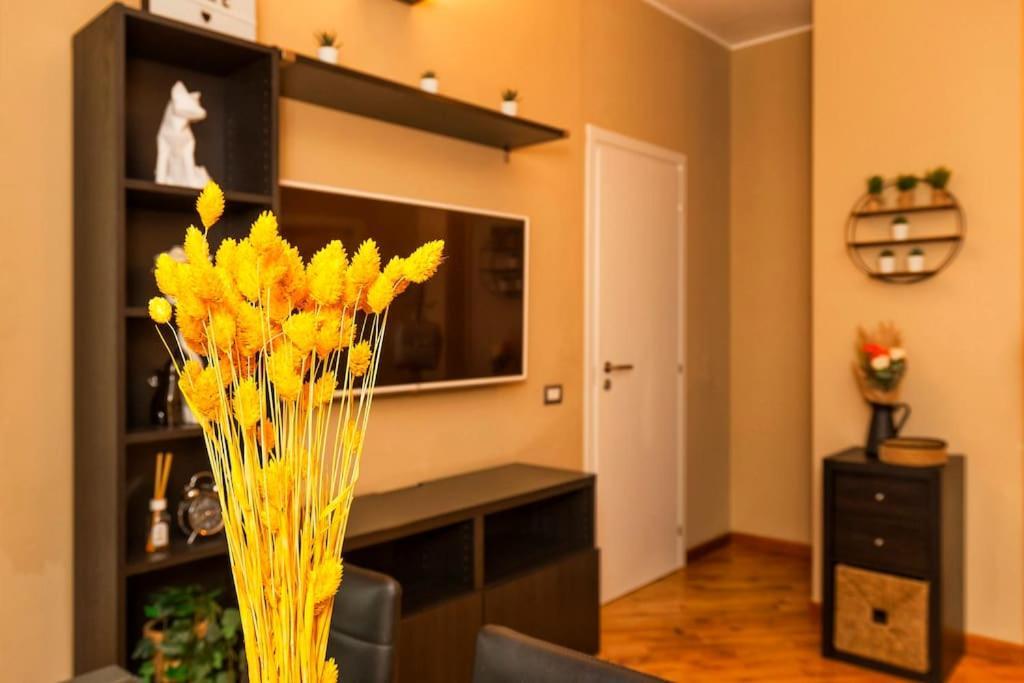 Sunny & Updated Flat With Panoramic City View 50M From M4 Stop Milan Exterior photo